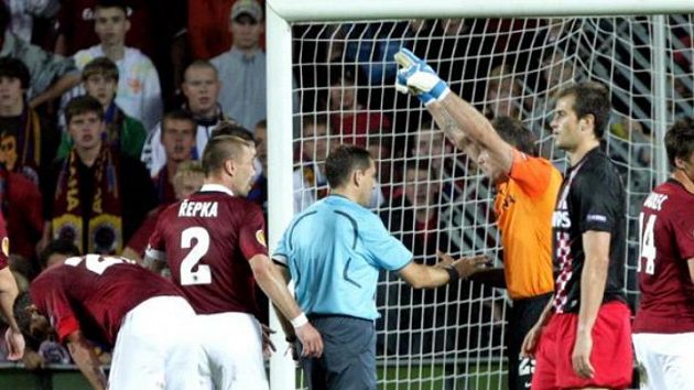 Brankář Sparty Jaromír Blažek se dohaduje s rozhodčím. Brankář Sparty Jaromír Blažek se dohaduje s rozhodčím.