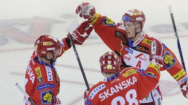 Autor dvou gólů v Liberci Roman Červenka (vpravo) ze Slavie Praha se raduje se spoluhráči. Autor dvou gólů v Liberci Roman Červenka (vpravo) ze Slavie Praha se raduje se spoluhráči.
