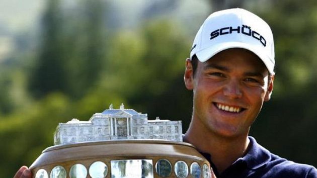 Německý golfista Martin Kaymer s trofejí pro vítěze Scottish Open Německý golfista Martin Kaymer s trofejí pro vítěze Scottish Open