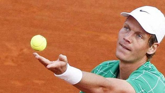 Český tenista Tomáš Berdych podává ve 2. kole v Monte Carlu proti Francouzi Gasquetovi. Český tenista Tomáš Berdych podává ve 2. kole v Monte Carlu proti Francouzi Gasquetovi.