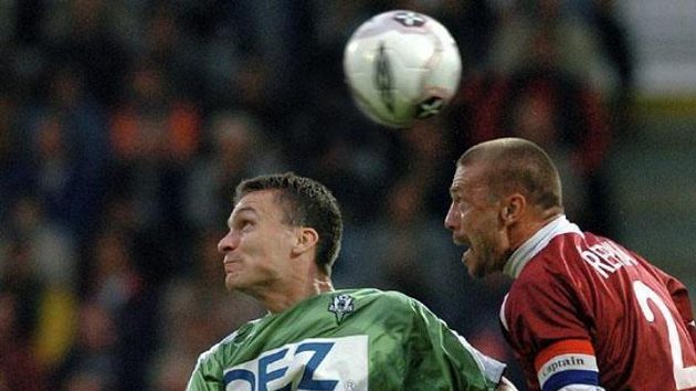 David Lafata z Jablonce (vlevo) a Tomáš Řepka ze Sparty Praha v utkání první fotbalové ligy. David Lafata z Jablonce (vlevo) a Tomáš Řepka ze Sparty Praha v utkání první fotbalové ligy.