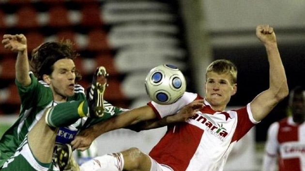 Fotbalista Slavie Petr Janda (vpravo) svádí souboj se soupeřem z týmu Bohemians Praha. Ilustrační foto. Fotbalista Slavie Petr Janda (vpravo) svádí souboj se soupeřem z týmu Bohemians Praha. Ilustrační foto.