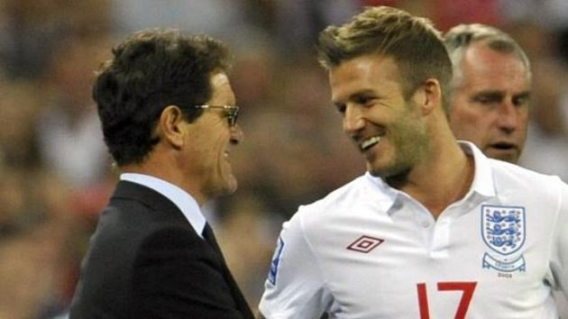 Trenér anglických fotbalistů Fabio Capello se baví se záložníkem Davidem Beckhamem. Trenér anglických fotbalistů Fabio Capello se baví se záložníkem Davidem Beckhamem.