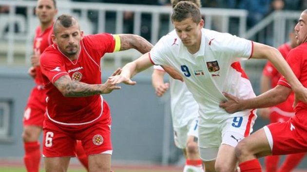 Tomáš Necid (uprostřed) se snaží projít mezi dvojicí hráčů Malty. Tomáš Necid (uprostřed) se snaží projít mezi dvojicí hráčů Malty.
