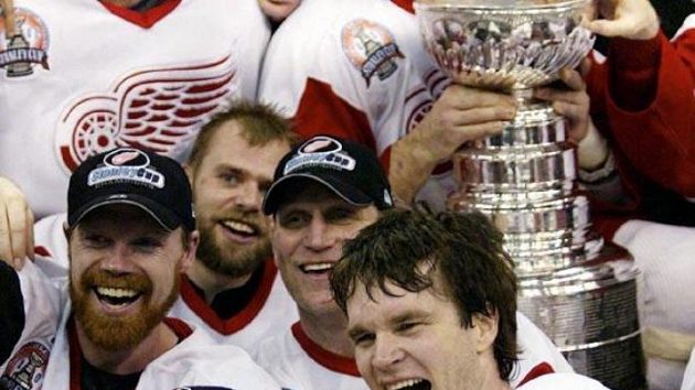 Brett Hull (třetí zleva nahoře) a pod ním Luc Robitaille budou uvedeni do S9ně slávy NHL Brett Hull (třetí zleva nahoře) a pod ním Luc Robitaille budou uvedeni do S9ně slávy NHL