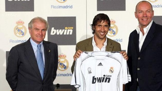 Raúl González ještě jako kapitán Realu Madrid, tehdejší prezident klubu Ramón Calderón (vlevo) a spoluředitel bwin Manfred Bodner Raúl González ještě jako kapitán Realu Madrid, tehdejší prezident klubu Ramón Calderón (vlevo) a spoluředitel bwin Manfred Bodner