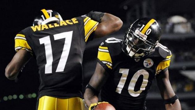 Hráči Pittsburghu Steelers oslavují touchdown Santonia Holmese (č.10) v utkání proti Tennessee. Hráči Pittsburghu Steelers oslavují touchdown Santonia Holmese (č.10) v utkání proti Tennessee.