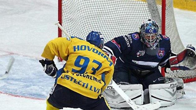Ústecký útočník Marek Hovorka před gólmanem Benátek nad Jizerou Jiřím Stejskalem Ústecký útočník Marek Hovorka před gólmanem Benátek nad Jizerou Jiřím Stejskalem