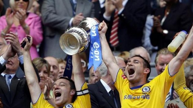 Kapitán Chelsea John Terry (vlevo) se záložníkem Frankem Lampardem slaví loňské vítězství v FA Cupu - ilustrační foto. Kapitán Chelsea John Terry (vlevo) se záložníkem Frankem Lampardem slaví loňské vítězství v FA Cupu - ilustrační foto.