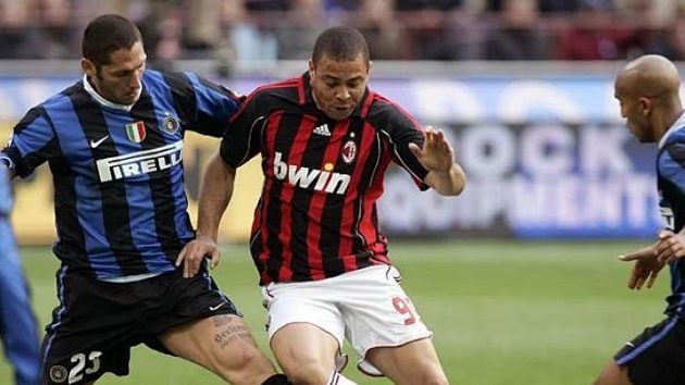 Útočník AC Ronaldo (uprostřed) je v milánském derby atakován hráči Interu - ilustrační fotografie. Útočník AC Ronaldo (uprostřed) je v milánském derby atakován hráči Interu - ilustrační fotografie.