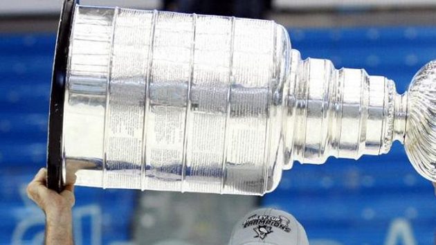 Petr Sýkora a Stanley Cup v Plzni. Petr Sýkora a Stanley Cup v Plzni.