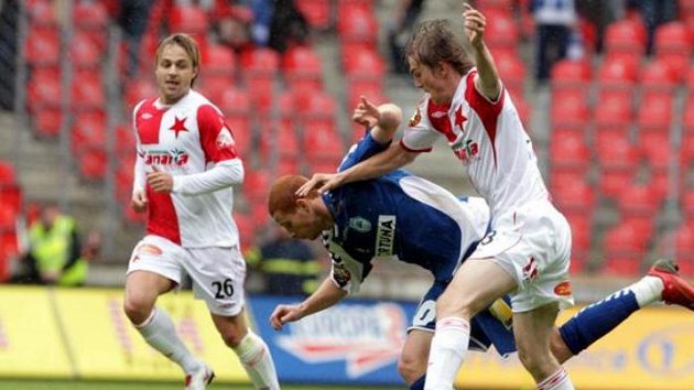 Fotbalista Slavie Milan Černý v souboji s Marcelem Gecovem z Liberce. Přihlíží Jaroslav Černý. Fotbalista Slavie Milan Černý v souboji s Marcelem Gecovem z Liberce. Přihlíží Jaroslav Černý.