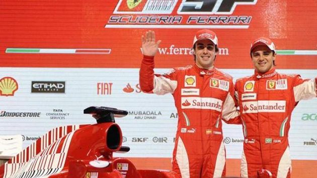 Fernando Alonso (vlevo) a Felipe Massa při představení monopostu Ferrari pro sezónu 2010. Fernando Alonso (vlevo) a Felipe Massa při představení monopostu Ferrari pro sezónu 2010.