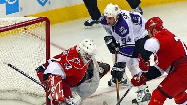 Hokejista Los Angeles Ryan Smyth před brankářem Caroliny Legacem Hokejista Los Angeles Ryan Smyth před brankářem Caroliny Legacem