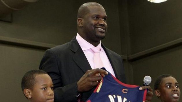Obrovitý basketbalista Shaquille O'Neal Obrovitý basketbalista Shaquille O'Neal