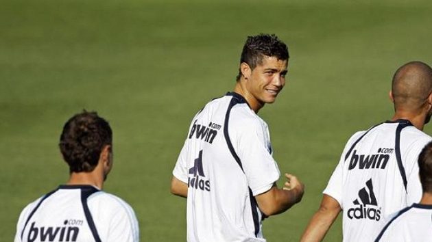 Cristiano Ronaldo (uprostřed) na tréninku Realu Madrid Cristiano Ronaldo (uprostřed) na tréninku Realu Madrid