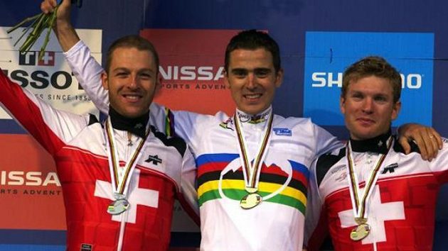 Francouzský biker Julien Absalon (uprostřed) se raduje ze čtvrtého triumfu v cross country MS. Francouzský biker Julien Absalon (uprostřed) se raduje ze čtvrtého triumfu v cross country MS.