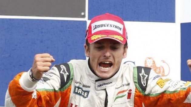 Giancarlo Fisichella na stupních vítězů při GP Belgie Giancarlo Fisichella na stupních vítězů při GP Belgie