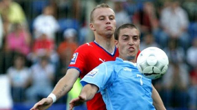 Fotbalista Michal Kadlec v souboji se Ciaccim ze San Marina Fotbalista Michal Kadlec v souboji se Ciaccim ze San Marina