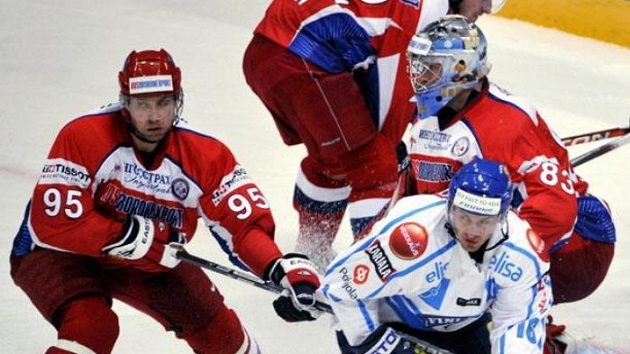 Hokejista Ruska Alexej Morozov (č. 95) napadá Villeho Peltonena z Finska. Hokejista Ruska Alexej Morozov (č. 95) napadá Villeho Peltonena z Finska.