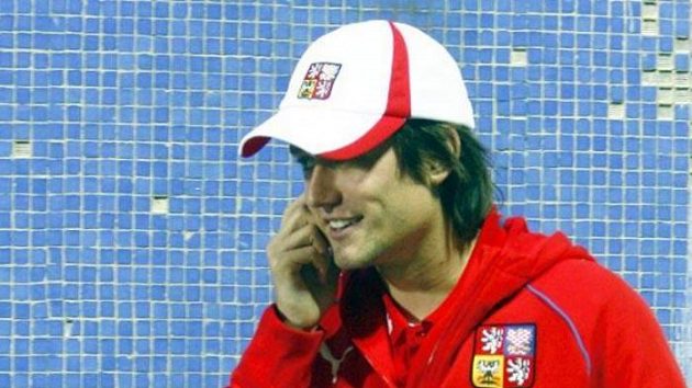 Tomáš Rosický seděl v Bratislavě na tribuně, ve středu by však proti San marinu nastoupit měl. Tomáš Rosický seděl v Bratislavě na tribuně, ve středu by však proti San marinu nastoupit měl.