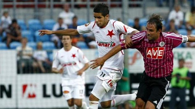 Slávista Belaid v souboji s fotbalistou Českých Budějovic Hunalem Slávista Belaid v souboji s fotbalistou Českých Budějovic Hunalem