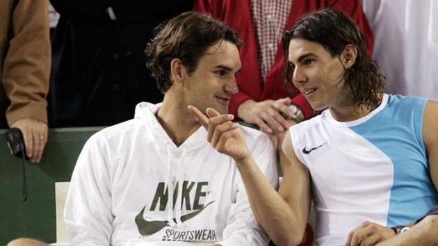 Tenisté Roger Federer (vlevo) a Rafael Nadal diskutují po vzájemné exhibici na hřišti s kombinovaným povrchem. Tenisté Roger Federer (vlevo) a Rafael Nadal diskutují po vzájemné exhibici na hřišti s kombinovaným povrchem.