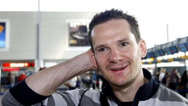 Hokejista Patrik Eliáš při odletu do USA Hokejista Patrik Eliáš při odletu do USA