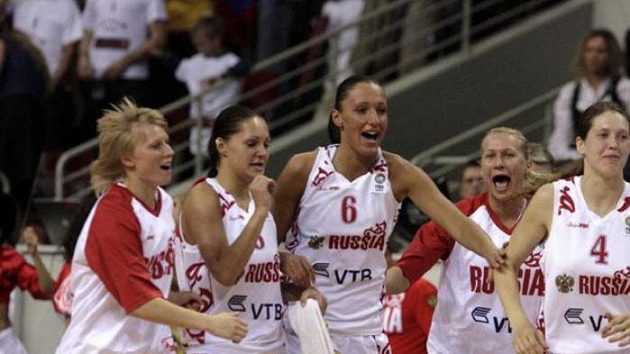 Radost ruských basketbalistek po čtvrtfinálovém vítězství nad Lotyšskem. Radost ruských basketbalistek po čtvrtfinálovém vítězství nad Lotyšskem.