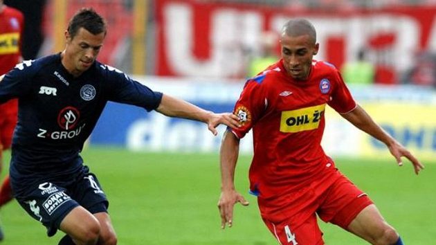 Fotbalista Slovácka Ondřej Smetana (vlevo) v souboji s Eltonem Lirou z Brna Fotbalista Slovácka Ondřej Smetana (vlevo) v souboji s Eltonem Lirou z Brna
