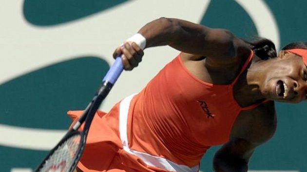 Venus Williamsová při servisu. Venus Williamsová při servisu.
