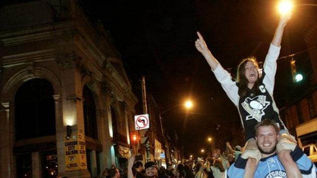 Fanoušci Penguins slaví triumf svých oblíbenců v ulicích Pittsburghu. Fanoušci Penguins slaví triumf svých oblíbenců v ulicích Pittsburghu.