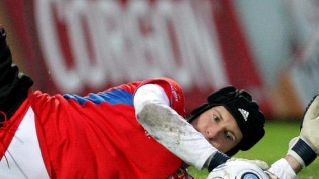 Brankář Petr Čech na tréninku fotbalové reprezentace. Brankář Petr Čech na tréninku fotbalové reprezentace.