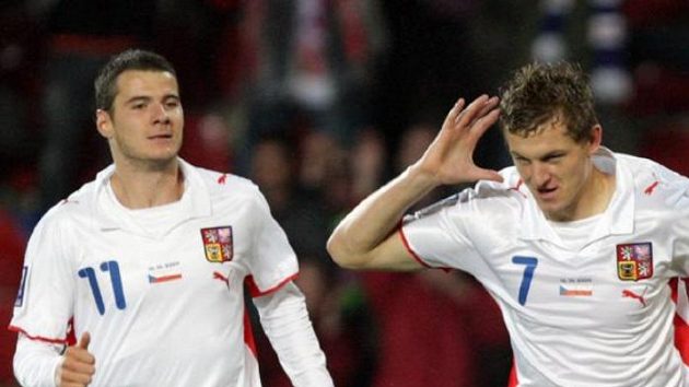 Tomáš Necid (vpravo) oslavuje svůj gól. Tomáš Necid (vpravo) oslavuje svůj gól.