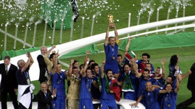 Italský kapitán Fabio Cannavaro zvedá pohár pro mistry světa. Italský kapitán Fabio Cannavaro zvedá pohár pro mistry světa.
