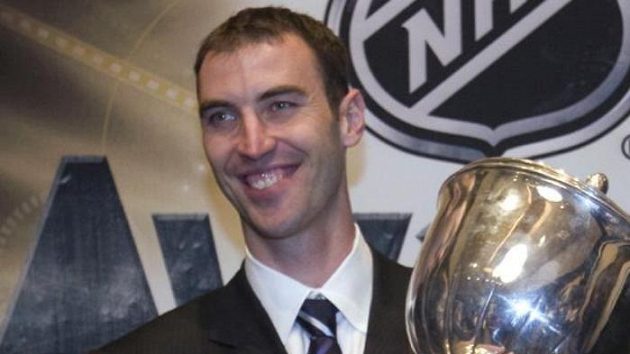 Zdeno Chára s Norris Trophy pro nejlepšího obránce NHL. Zdeno Chára s Norris Trophy pro nejlepšího obránce NHL.