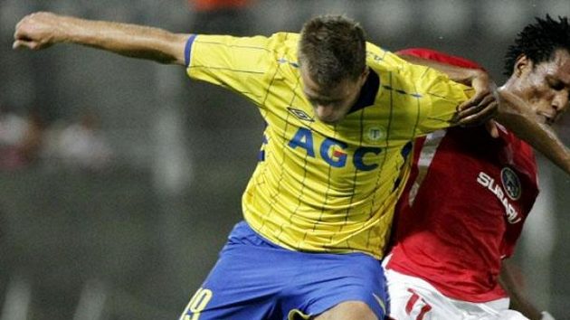 Teplický fotbalista Jakub Mareš (ve žlutém) v souboji se Samuelem Jeboahem z Hapoelu Tel Aviv Teplický fotbalista Jakub Mareš (ve žlutém) v souboji se Samuelem Jeboahem z Hapoelu Tel Aviv