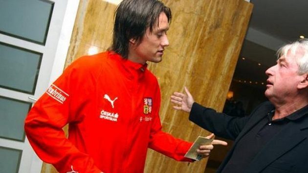 Tomáš Rosický v rozhovoru s manažerem Pavlem Paskou - ilustrační fotografie. Tomáš Rosický v rozhovoru s manažerem Pavlem Paskou - ilustrační fotografie.