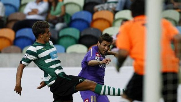 Adrian Mutu (uprostřed) na archivním snímku v dresu Fiorentiny. Adrian Mutu (uprostřed) na archivním snímku v dresu Fiorentiny.