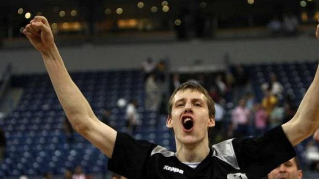 Basketbalista Jan Veselý v dresu Partizanu Bělehrad Basketbalista Jan Veselý v dresu Partizanu Bělehrad