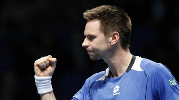 Gesto švédského tenisty Robina Söderlinga při utkání Turnaje mistrů s Novakem Djokovičem. Gesto švédského tenisty Robina Söderlinga při utkání Turnaje mistrů s Novakem Djokovičem.