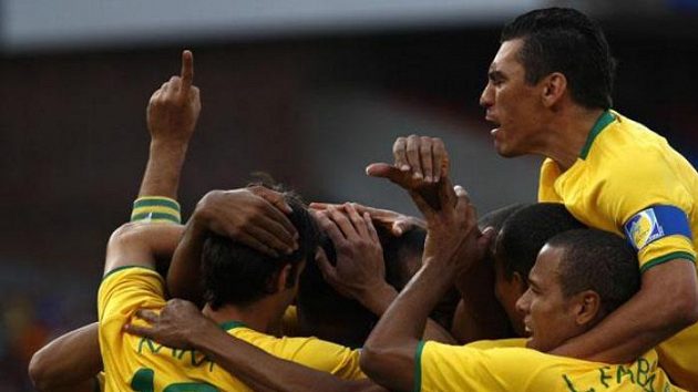 Fotbalisté Brazílie oslavují gól v utkání Poháru FIFA proti USA. Fotbalisté Brazílie oslavují gól v utkání Poháru FIFA proti USA.