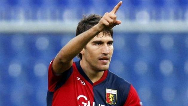 Fotbalista FC Janov Alberto Zapater oslavuje gól. Fotbalista FC Janov Alberto Zapater oslavuje gól.