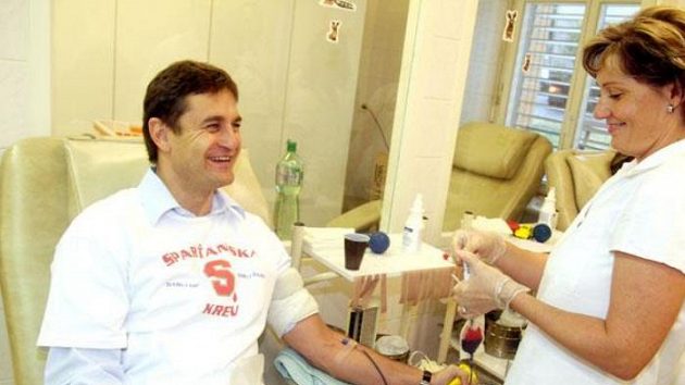Předseda představenstva Sparty Petr Bříza odevzdává krev. Předseda představenstva Sparty Petr Bříza odevzdává krev.