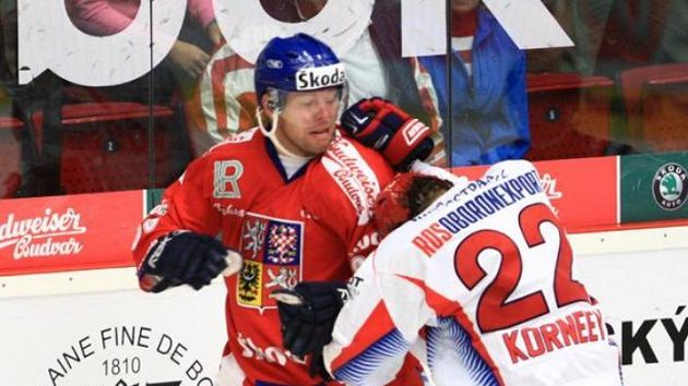 Josef Vašíček v bitce s ruským hokejistou Kornějevem Josef Vašíček v bitce s ruským hokejistou Kornějevem