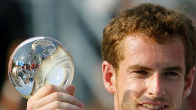 Britský tenista Andy Murray s trofejí pro vítěze turnaje v Montrealu Britský tenista Andy Murray s trofejí pro vítěze turnaje v Montrealu