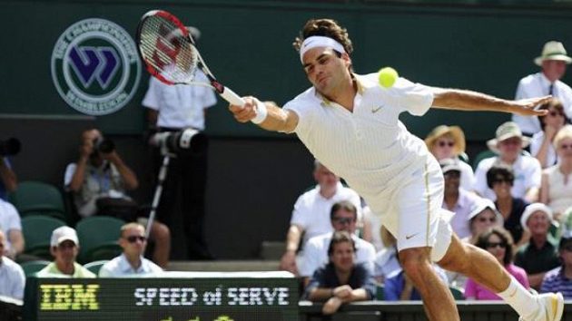 Roger Federer v semifinále Wimbledonu s Tommy Haasem Roger Federer v semifinále Wimbledonu s Tommy Haasem