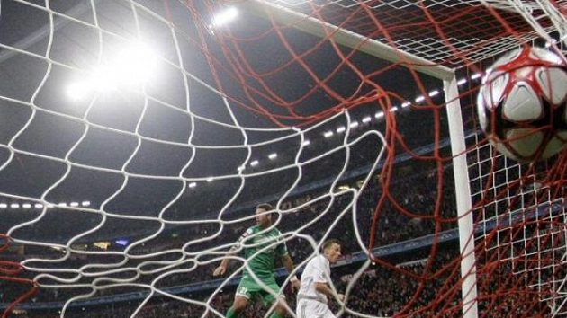 Ivica Olič z Bayernu Mnichov skóruje do sítě Maccabi Haifa. Ivica Olič z Bayernu Mnichov skóruje do sítě Maccabi Haifa.