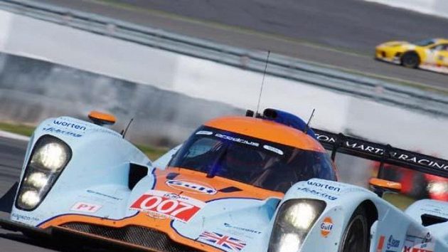Prototyp Aston Martin posádky Charouz, Enge, Mücke při závodu 1000 km Nürburgringu. Prototyp Aston Martin posádky Charouz, Enge, Mücke při závodu 1000 km Nürburgringu.
