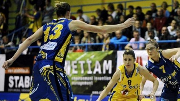 Zleva Cathrine Kraayeveldová z USK, Jana Čarnoká z Košic a Lindsay Whalenová z USK. Zleva Cathrine Kraayeveldová z USK, Jana Čarnoká z Košic a Lindsay Whalenová z USK.